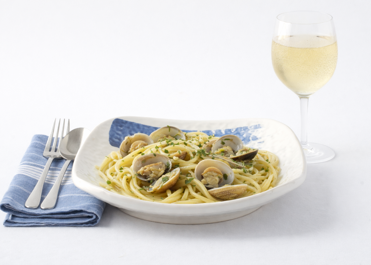 Linguine alle vongole with garlic and parsley on a Sapphire Mist plate